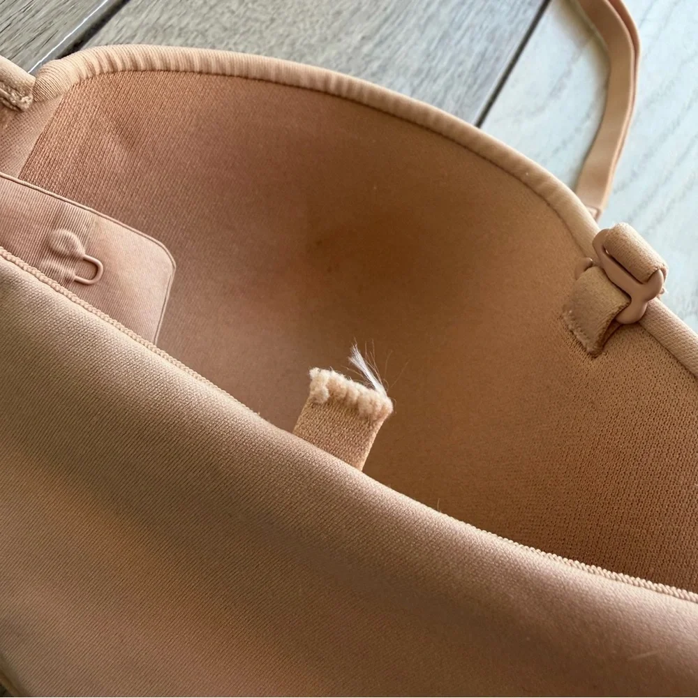 SKIMS Fits Everyone Strapless Bra - Picture 3 of 6